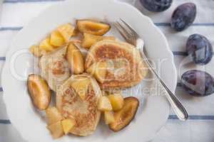 Pancakes mit Feigen und Pflaumen