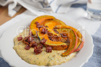 Polenta mit gebratenem Kürbis und Speck