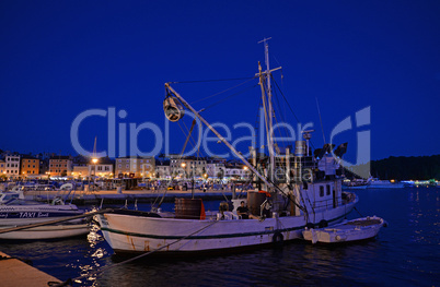 Boot im Hafen von Rovinj, Kroatien