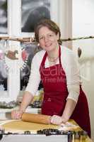 Frau backt Plätzchen, woman is baking cookie