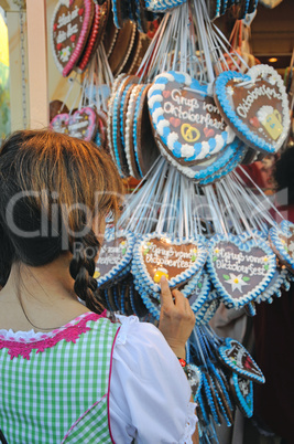 Oktoberfest Frau im Dirndl bei Lebkuchenherzen