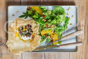 Ziegenkäse Mediterran im pergamentpapier gebacken