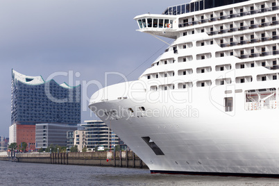 Kreuzfahrtschiff im Hafen von Hamburg, Deutschland