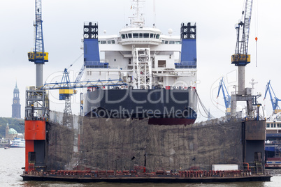 Schiff im Dock einer Werft in Hamburg, Deutschland