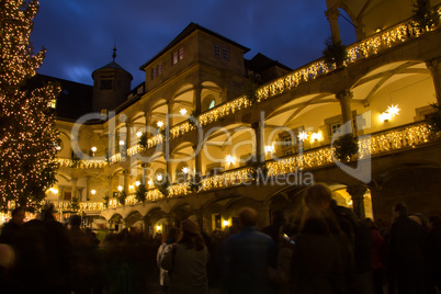 Schlossinnenhof mit festlicher Weihnachtsbeleuchtung