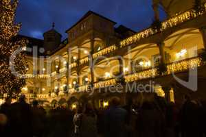 Schlossinnenhof mit festlicher Weihnachtsbeleuchtung