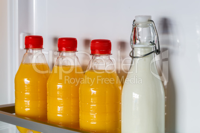 Geöffneter Kühlschrank gefüllt mit Orangensaft und Milch