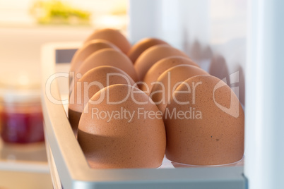 Geöffneter Kühlschrank gefüllt mit Eiern