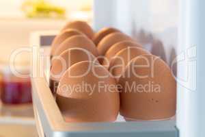 Geöffneter Kühlschrank gefüllt mit Eiern