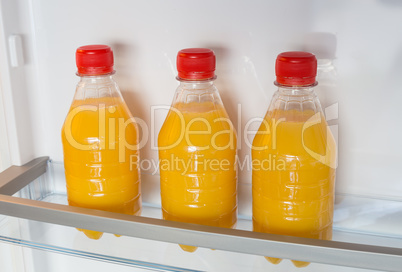 Geöffneter Kühlschrank gefüllt mit Orangensaft