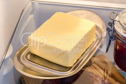 Butter im Kühlschrank bei geöffneter Tür