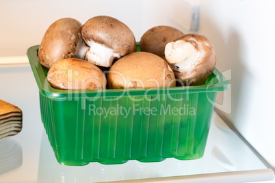 Pilze im Kühlschrank bei geöffneter Tür