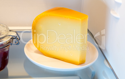 Käse im Kühlschrank bei geöffneter Tür