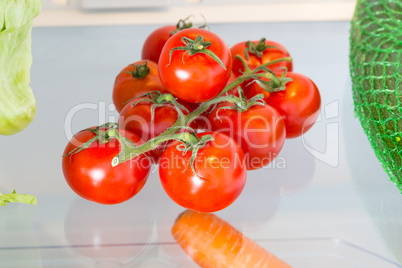 Tomaten im Kühlschrank bei geöffneter Tür