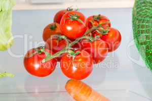 Tomaten im Kühlschrank bei geöffneter Tür