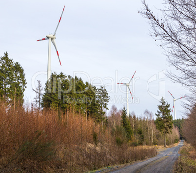Windkraftanlage in einem Windpark im Wald