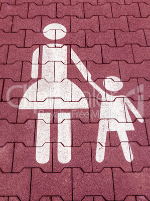 Mutter mit Kind Symbol in Rot weiß auf einem Parkplatz