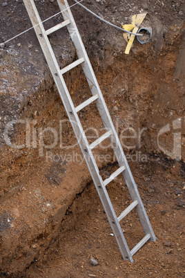 Leiter im Erdloch auf einer Baustelle