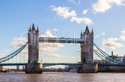 London Tower Bridge mit blauem Himmel