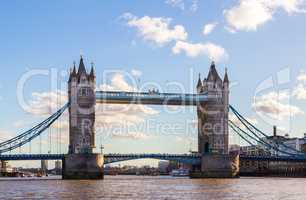London Tower Bridge mit blauem Himmel