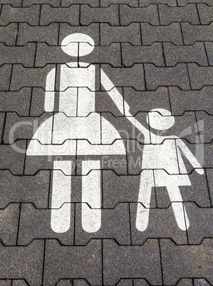 Mutter mit Kind Symbol auf einem Parkplatz.