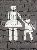 Mutter mit Kind Symbol auf einem Parkplatz.
