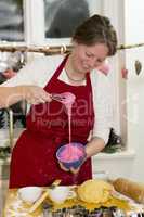 Frau backt Plätzchen, woman is baking cookie