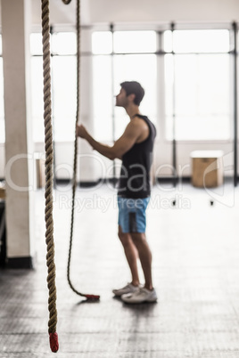 Young bodybuilder holding the ropes