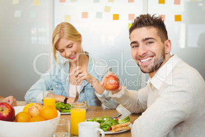 Employee with female colleague having breakfast