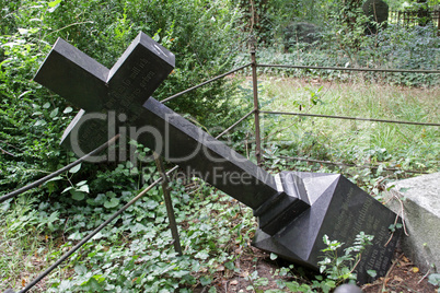 Umgestürztes Grabkreuz