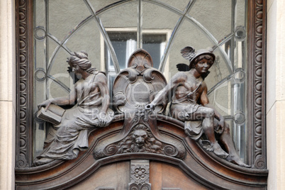 Relief über einer Tür in Schwerin