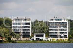 Moderne Häuser an einem See in Schwerin