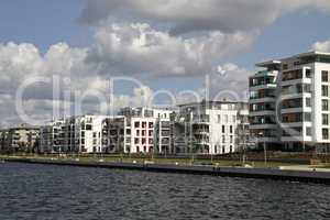 Moderne Häuser an einem See in Schwerin