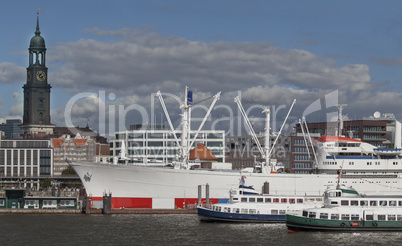 Traditionsschiffe auf der Elbe in Hamburg, Deutschland