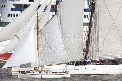 Segelschiffe auf der Elbe in Hamburg, Deutschland