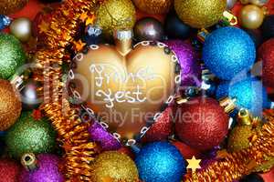 Weihnachtsdekoration mit Christbaumkugeln und Herz mit Text