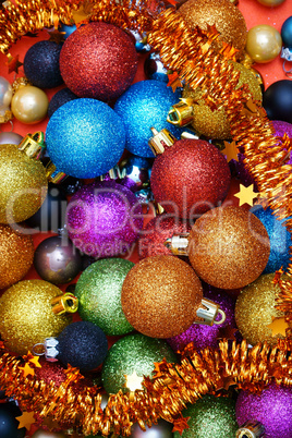 Weihnachtlicher Hintergrund aus bunten Christbaumschuck
