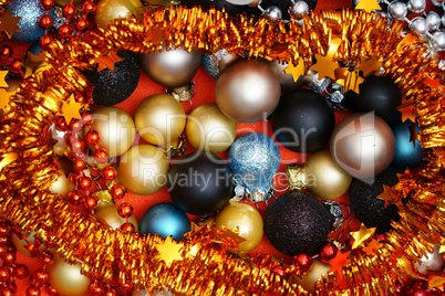 Weihnachtlicher Hintergrund aus bunten Christbaumschuck