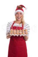 Weihnachtsfrau hält eine Palette mit Eiern