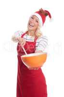 Weihnachtsfrau rührt mit Kochlöffel in einer Schale