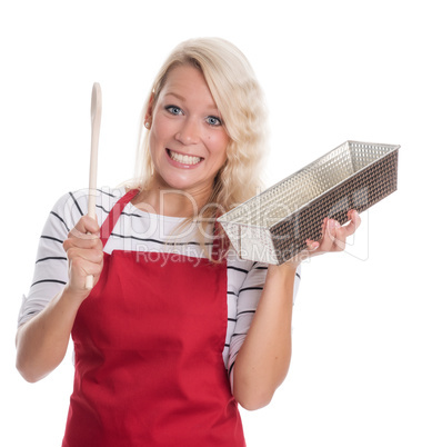 Hausfrau in Schürze mit Backform und Holzlöffel