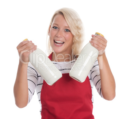 Hausfrau in Schürze hält zwei Flaschen Milch