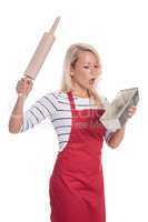 Hausfrau in Schürze mit Backform und Nudelholz
