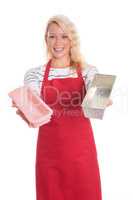Hausfrau in Küchenschürze zeigt verschiedene Backformen