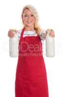 Hausfrau in Schürze hält zwei Flaschen Milch