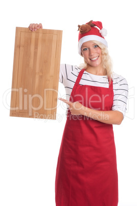 Weihnachtsfrau in Schürze hält ein Holzbrett als Werbefläche