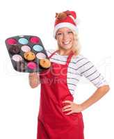 Frau mit Weihnachtsmütze bietet selbstgebackene Muffins an