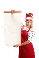 Frau mit Weihnachtsmütze hält ein Backpapier als Werbefläche
