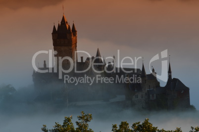 Reichsburg Cochem im Nebel