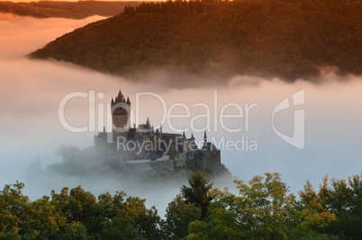 Burg Cochem im Nebel